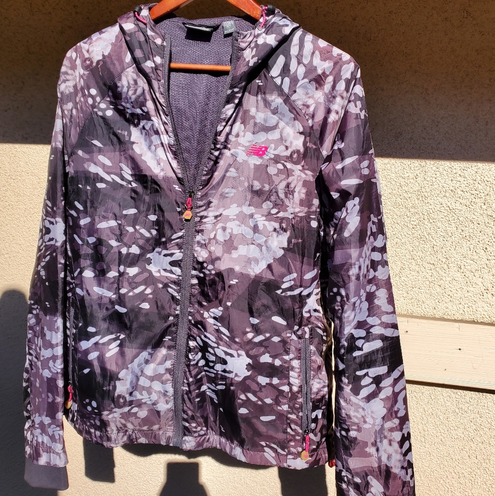 Wmn's New Balance Abstract Camo Windbreaker - L